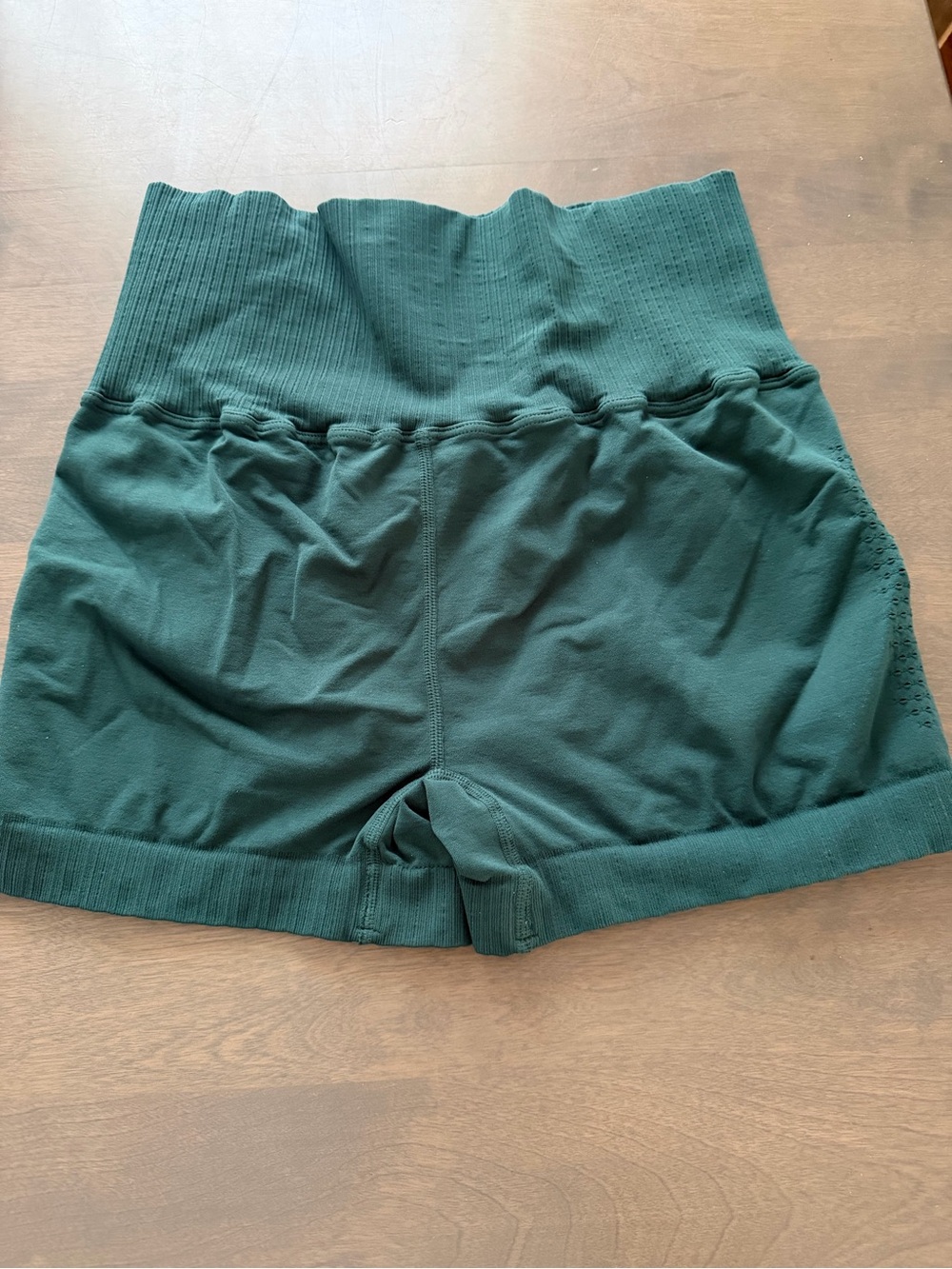 FP Movement Good Karma High Rise 2.75 inseam short size M/L - Picture 3 of 3